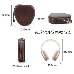 Op de afbeelding: Een bruine leren hoes voor AirPods Max-hoofdtelefoons, 22 cm hoog, 21,5 cm breed en 6,5 cm diep. De hoes heeft een ritssluiting en een polsband. De afbeelding toont ook de beige hoofdtelefoon, die 21 cm hoog en 16,9 cm breed is. Tekst: AIRPODS MAX 1/2.