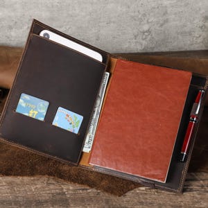 Portafolio de cuero para mujer con soporte para bloc de notas legal: carpeta organizadora, funda para iPad de 7.9" y bloc de notas A5 de cuero de grano completo.
