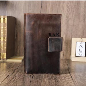 Funda para pasaporte de piel de grano completo para 4 Airtags, con bloqueo RFID, funda para pasaporte de viaje con 4 ranuras.