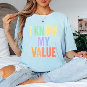 Ich kenne meinen Wert Shirt | Empowering Geschenk für Frauen | Inspirierende Kleidung | Inspirierendes Zitat-Design