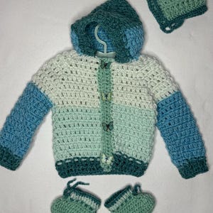 Crocheted baby set – blue-green striped with butterfly buttons, hood | jacket, hat, socks | size 68 | unique handmade | gift idea