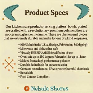 Może przedstawiać: Kremowa grafika ze specyfikacją produktu, turkusowymi kształtami bumerang&oacute;w i wzorem gwiazdy. Tekst brzmi "Product Specs" i zawiera szczeg&oacute;ły dotyczące produkt&oacute;w kuchennych, w tym produkcji w USA, możliwości używania w kuchence mikrofalowej i zmywarce oraz możliwości recyklingu. Nazwa marki "Nebula Shores" znajduje się na dole.