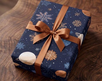 Papel de regalo con copos de nieve celestiales: Papel de regalo navideño invernal con diseño de planeta espacial, azul marino, cósmico y navideño.