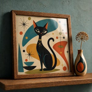 Può includere: Stampa artistica incorniciata in stile moderno della metà del secolo con un gatto nero con collare dorato, su uno sfondo di forme astratte in verde acqua, arancione e giallo. La stampa è in una cornice di legno marrone, esposta su una mensola di legno.