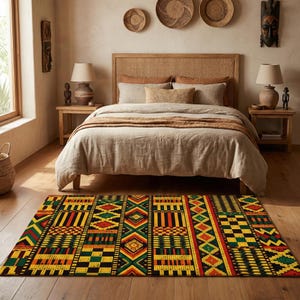 Könnte beinhalten: Ein rechteckiger Teppich mit geometrischem Muster in Schwarz, Gelb, Rot und Grün. Der Teppich liegt auf einem Holzboden vor einem Bett mit einem gewebten Kopfteil. Der Raum hat eine neutrale Farbpalette mit Wanddekorationen.