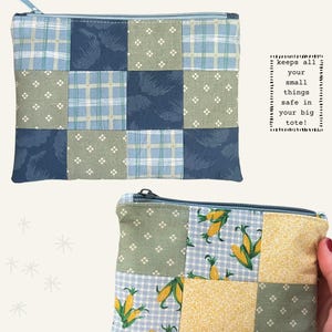 Könnte beinhalten: Zwei Patchwork-Reißverschlusstaschen. Die obere Tasche hat blau-weiß karierte und florale Muster. Die untere Tasche hat ein Mais-Design. Der Text lautet "VINTAGE PATCHWORK" und "keeps all your small things safe in your big tote!"