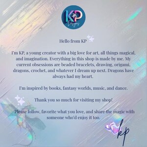 Puede incluir: Gr&aacute;fico de arte digital con el texto "Hello from KP" y un logotipo de la tienda. El texto describe el enfoque de la tienda en el arte, las pulseras de cuentas, el dibujo, el origami, los dragones y el ganchillo. El fondo tiene un efecto hologr&aacute;fico.