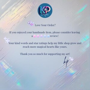 Puede incluir: Gr&aacute;fico digital con un fondo suave e iridiscente. La imagen incluye el texto "Love Your Order?" y una solicitud para dejar una rese&ntilde;a. Un logotipo con el texto "KP Designs" est&aacute; en la parte superior y una firma en la parte inferior.