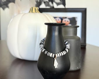 Pulsera artesanal con dije de fantasma – Cuentas de arcilla Heishi blancas y negras