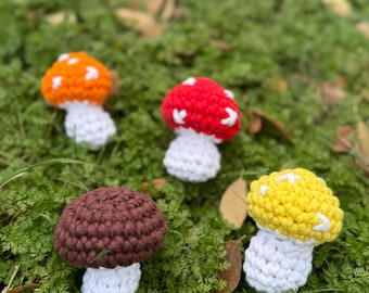 Mini hongo amigurumi de peluche de ganchillo hecho a mano – Decoración caprichosa del bosque