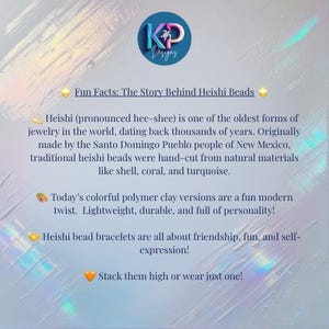 Puede incluir: Gr&aacute;fico con el logotipo de KP Designs y texto sobre las cuentas Heishi. El texto explica la historia de las cuentas Heishi, sus or&iacute;genes y las versiones modernas de arcilla polim&eacute;rica. El texto tambi&eacute;n menciona la amistad, la diversi&oacute;n y la autoexpresi&oacute;n.