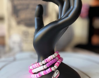 Pulsera Heishi de Halloween en tonos pastel: detalles de perla y dije misterioso