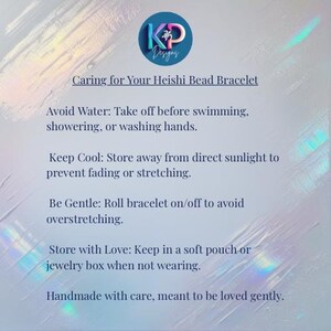 Puede incluir: Fondo azul claro con texto que dice "Caring for Your Heishi Bead Bracelet". El texto proporciona instrucciones de cuidado para una pulsera de cuentas Heishi, incluyendo evitar el agua, mantenerla fresca y guardarla suavemente. Un logotipo circular est&aacute; en la esquina superior izquierda.
