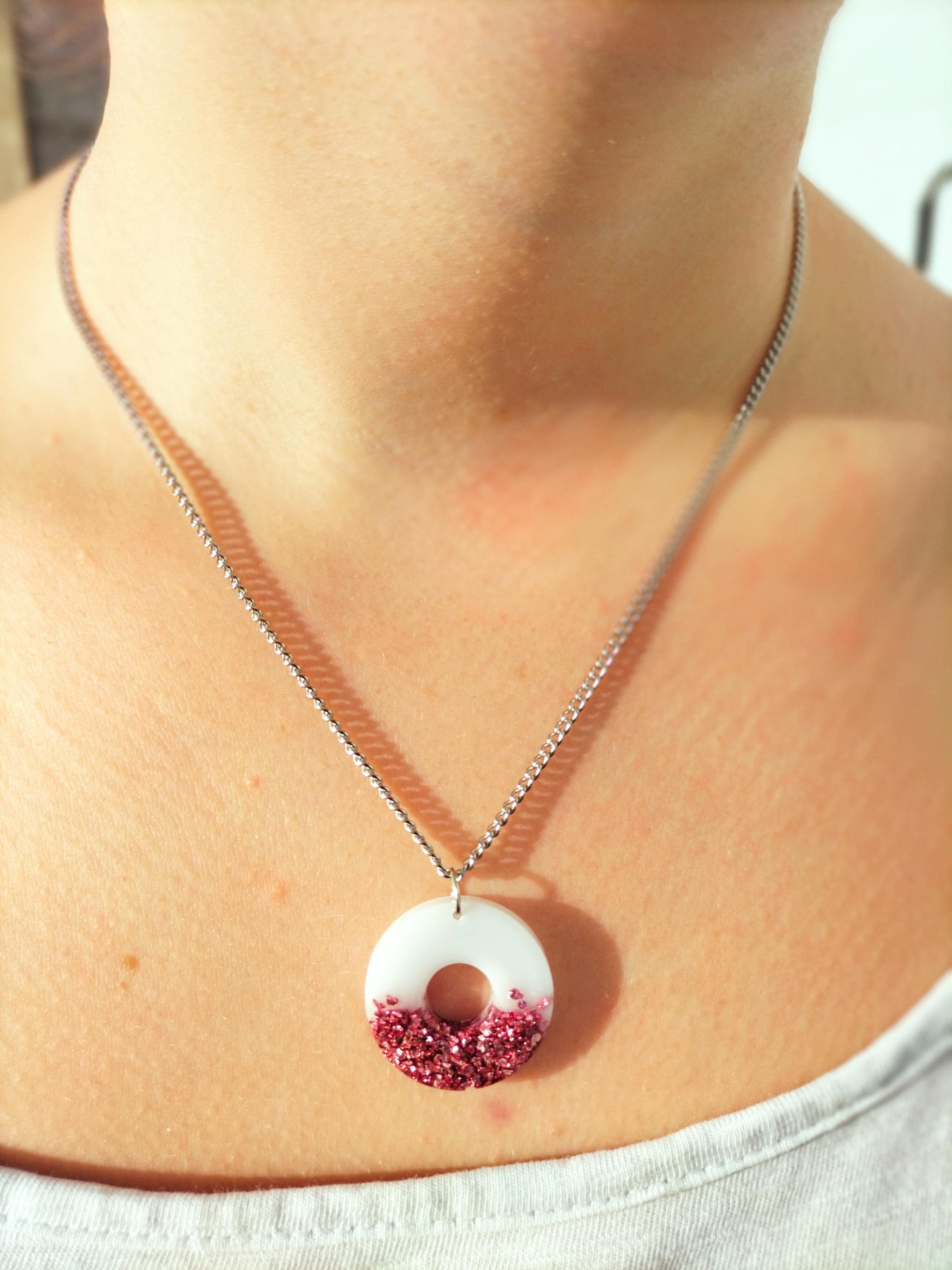 Collier Pendentif En Nacre Rose Donut 40mm - Cuir 50cm - Neuf Avec étiquettes
