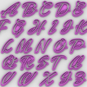 Puede incluir: Un juego de 26 cortadores de galletas con letras del alfabeto en cursiva, de color morado. Cada letra tiene una forma individual, con un contorno en relieve y un interior hueco.