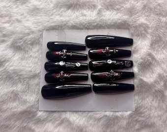 Uñas postizas con diseño punk de ataúd negro/rojo