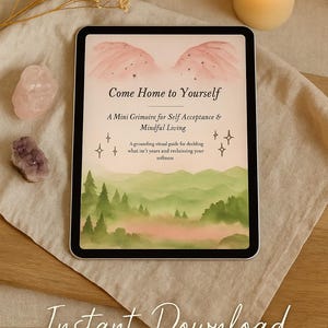 Może przedstawiać: Cyfrowy przewodnik rytualny zatytułowany "Come Home to Yourself" z akwarelową grafiką krajobrazu i skrzydeł anioła. Przewodnik znajduje się na tablecie, z kryształami i zapaloną świecą. Tekst brzmi "Instant Download".