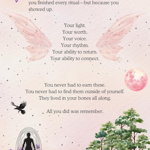 Może przedstawiać: Inspirujący wydruk artystyczny z tekstem "Sacred Pause: Review What Was Never Lost". Obraz przedstawia skrzydła anioła, pełnię księżyca, kruka i sylwetkę osoby otoczonej kwiatami i drzewami.