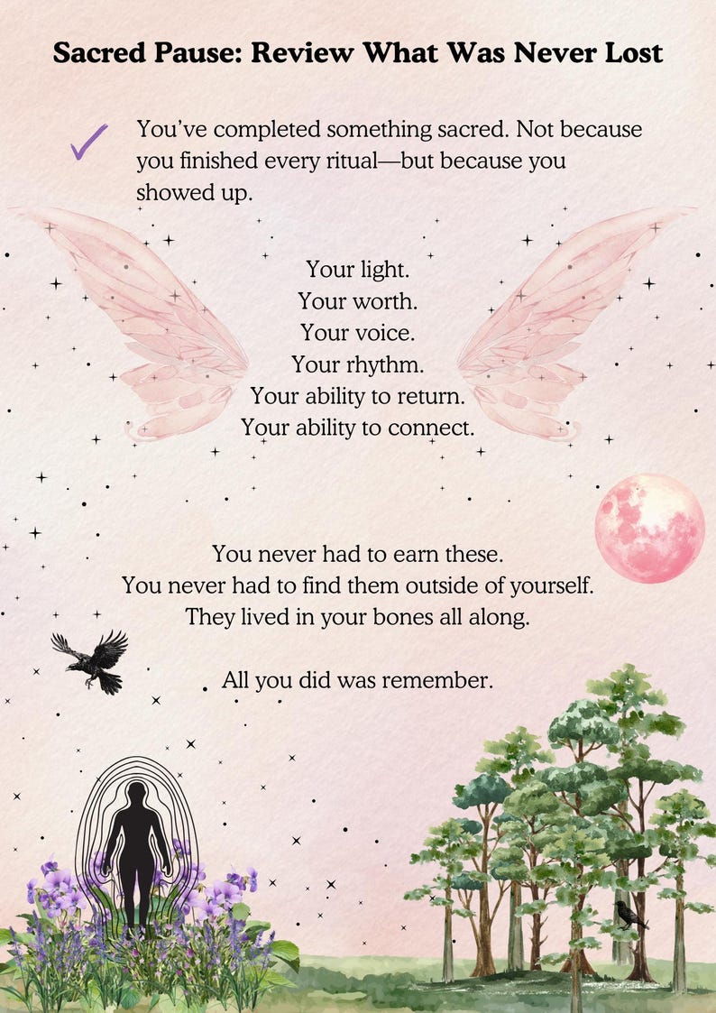 Może przedstawiać: Inspirujący wydruk artystyczny z tekstem "Sacred Pause: Review What Was Never Lost". Obraz przedstawia skrzydła anioła, pełnię księżyca, kruka i sylwetkę osoby otoczonej kwiatami i drzewami.