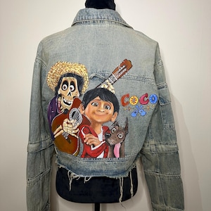 Giacca di jeans Coco dipinta a mano – Miguel, Hector, Dante - Arte da indossare