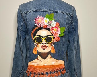 Veste en jean peinte à la main - Portrait de femme floral, art vestimentaire inspiré d'un artiste mexicain
