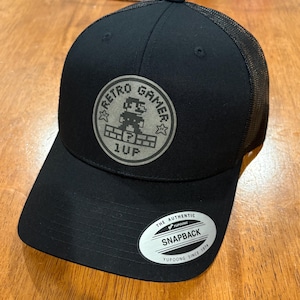 Gorra retro para gamers - Gorra inspirada en la NES - Gorra trucker con parche de cuero personalizado - Gorra con diseño de juego retro de 8 bits
