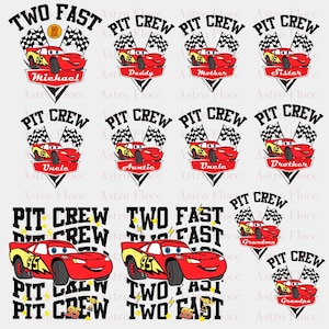 Op de afbeelding: Een verzameling rode raceautographics met de tekst "PIT CREW" en "TWO FAST". Elke auto heeft nummer 95 aan de zijkant. Namen als "Michael", "Daddy", "Mother", "Sister", "Uncle", "Auntie", "Brother", "Grandma" en "Grandpa" zijn opgenomen.