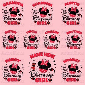 Puede incluir: Una colecci&oacute;n de dise&ntilde;os gr&aacute;ficos rosas con Minnie Mouse. Cada dise&ntilde;o incluye texto como "Abuelo de la cumplea&ntilde;era", "Mam&aacute; de la cumplea&ntilde;era" y "Nombre aqu&iacute;". Adecuado para celebraciones de cumplea&ntilde;os.
