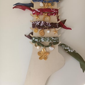 Cavigliera con bandana e ciondoli, cavigliera boho, bracciale con iniziale personalizzata, bracciale in tessuto bandana avvolgente, gioielli boho
