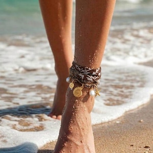 Enkelbandje met bandana en bedeltjes, boho enkelbandje, enkelbandje met schelpen en parels, armband van wikkelbandanastof, boho sieraden