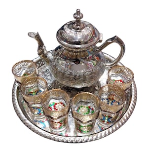 Handgefertigtes marokkanisches Teeservice – Silberne Teekanne mit bunten Gläsern und Tablett – Traditionelles marokkanisches Teeservice – Boho-Deko-Geschenk