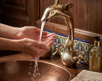 Grifo de latón Dolphin hecho a mano, grifo de lavabo marroquí, grifo de baño y cocina vintage de latón macizo, decoración de lujo única