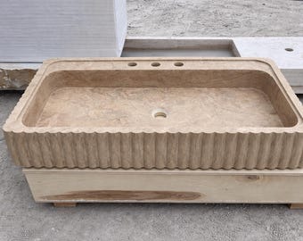 手作りのトラバーチン製シンク、溝付き石製洗面器、ベージュの天然大理石製バスルームシンク、素朴で高級感のある洗面化粧台、職人による彫刻が施された洗面器