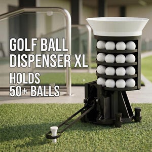Puede incluir: Un dispensador de pelotas de golf en blanco y negro con una parte superior en forma de embudo blanco, que contiene filas de pelotas de golf blancas. La unidad tiene un brazo mecánico que se extiende hasta un tee blanco. El texto dice: GOLF BALL DISPENSER XL HOLDS 50+ BALLS.