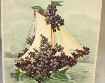 Antieke ansichtkaart met een boot vol viooltjes Oost-Europa begin 1900