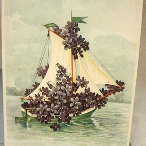 Cartão postal antigo com um barco cheio de violetas Leste Europeu, início de 1900