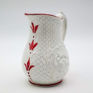 Pichet à eau antique en majolique de France Lunéville, couleur blanche avec motif en relief d&#39;osier et de roses, détails roses, pichet antique en majolique de France