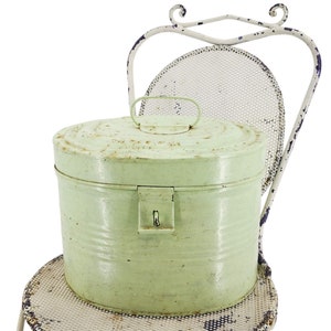 Vintage grüne Metalldose, oval, Shabby-Chic-Stil, möglicherweise eine Lebensmittel- oder Hutschachtel