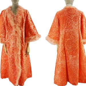 Vintage robe for woman, Italian origin, dating to 1960s in salmon color velvet with devorè floral motif, edged with ostrich feathers, size L.