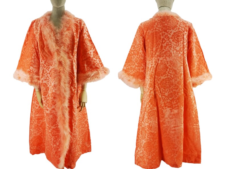 Vintage robe for woman, Italian origin, dating to 1960s in salmon color velvet with devorè floral motif, edged with ostrich feathers, size L.