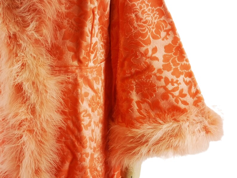 Vintage robe for woman, Italian origin, dating to 1960s in salmon color velvet with devorè floral motif, edged with ostrich feathers, size L.