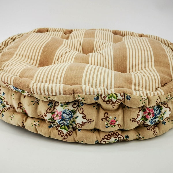 Coussin rond vintage, cousu à la main dans un style de matelas traditionnel, fabriqué avec un tic-tac vintage rayé vintage et un tissu floral, un battage de laine