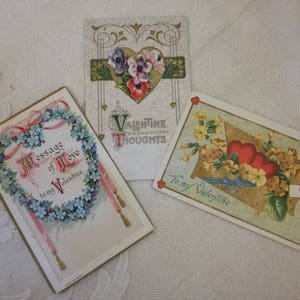 Drie antieke Valentijnskaarten reliëf harten en bloemen begin 1911