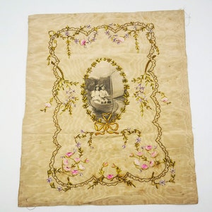 Antico pannello francese con ricamo ribbonwork, pannello in taffetà di seta con ghirlande di rose ribbonwork e medaglione in carta con cromo