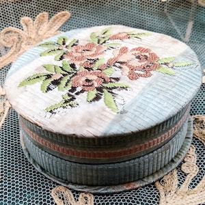 Antike italienische runde Schachtel handgearbeitet in Pappe bezogen mit antik 1700 Seidenbrokat Textil, kleine Boudoir Box Seidenbrokat mit Rosen
