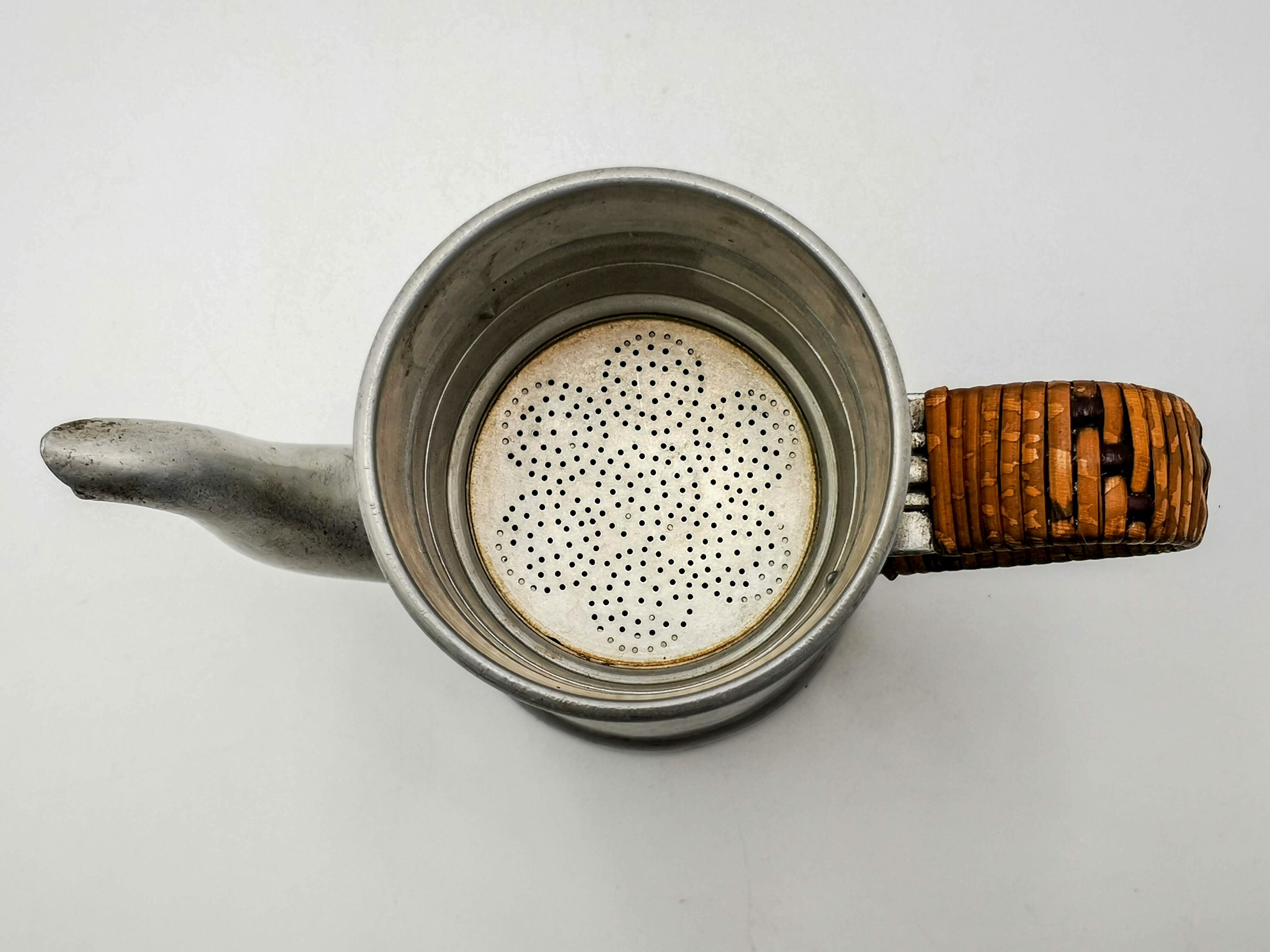 アンティークなフランス製アルミ製コーヒーポット（編み込み籐ハンドル