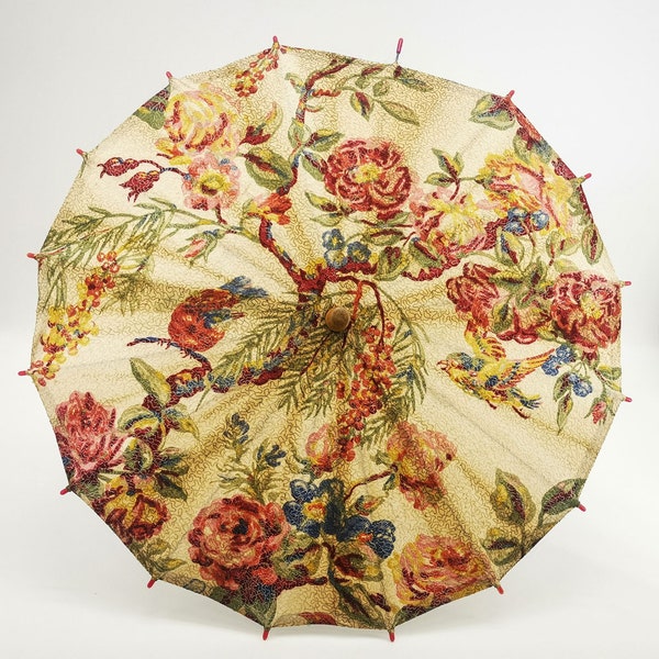 Parasol ancien, motif floral avec oiseaux aux couleurs vives, broderie vermiculaire en fil d'argent, manche en bois sculpté