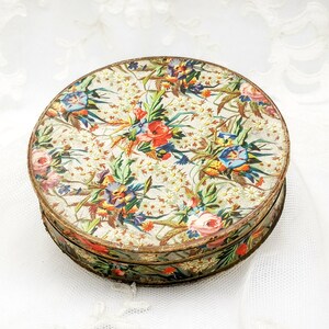 Antica scatola francese in cartone per cioccolatini o caramaelle, scatola a fondo argento con ghirlande di margherite, rose, viole e spighe