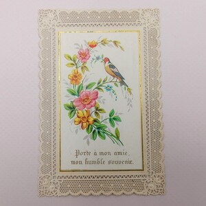 Antieke Franse ansichtkaart, papieren kant en crhomo, een vogel met bloemen en een motto, begin jaren 1900 papieren kant kaart, verzamelbare papieren kant kaart