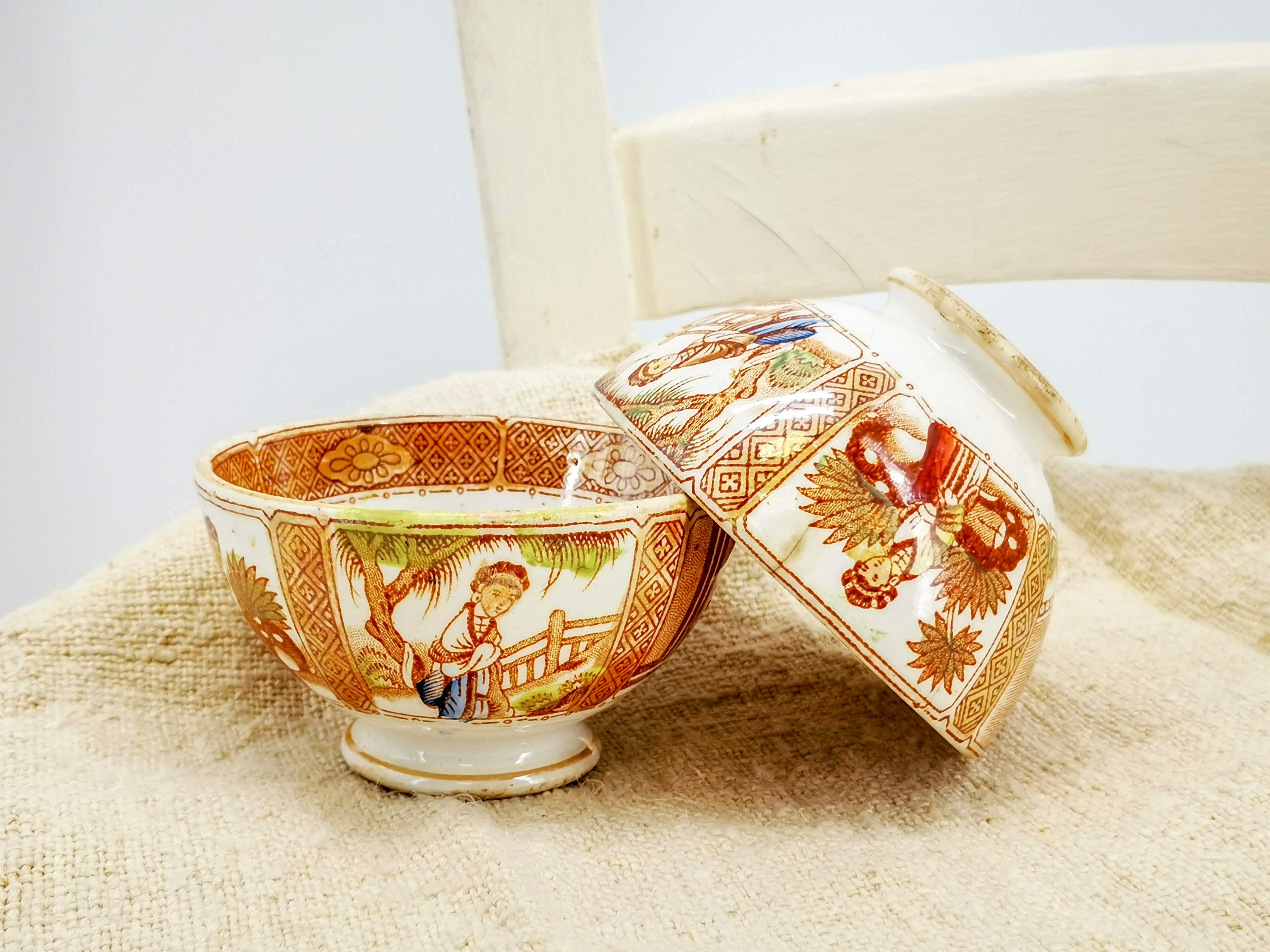 ancien petit bol cafè au lait, décor de transfert polychrome, scènes style chinois avec des femmes, ancien belge en céramique signé boch fréres